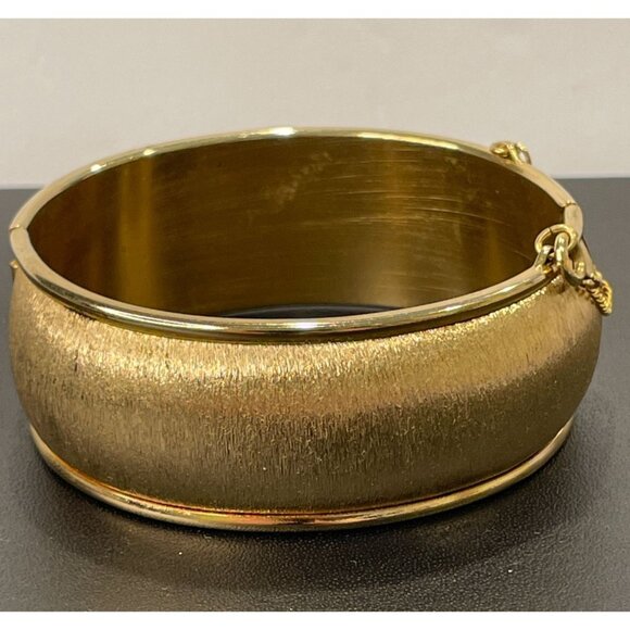 Vintage Textured Golden Bangle Hinged Bracelet Signed Napier - Picture 7 of 10